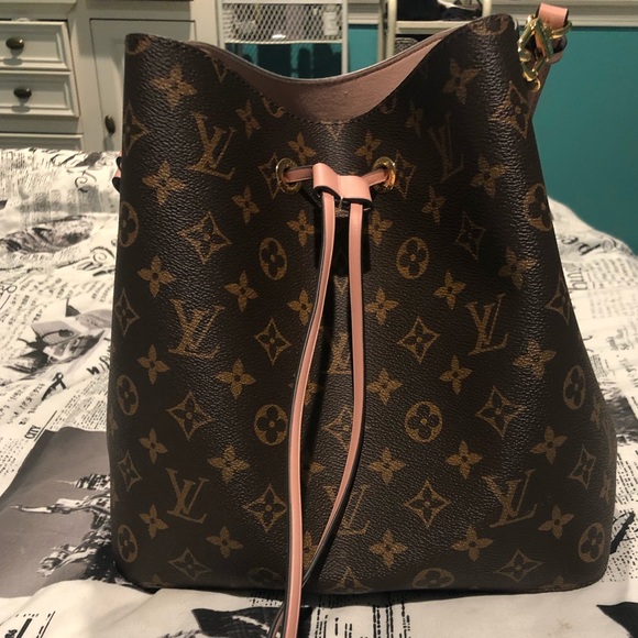 Louis Vuitton Handbags - Barely used pink Neo Noe in rose bag with strap!